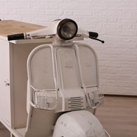Komoda Vespo w kształcie motocykla Konstrukcja wykonana z metalu w kolorze białym, blat z drewna mango w naturalnym odcieniu, oryginalny i ekskluzywny design