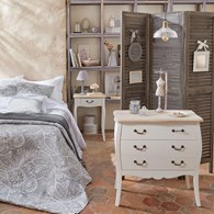 Drewniana lampka nocna Leo taupe 36 cmFrezowana podstawa i tekstylny abażur, beżowo szara kolorystyka, idealny dodatek do salonu lub sypialni