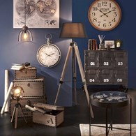 Lampa podłogowa Runo Black 145 cm Abażur wykonany z tkaniny w kolorze czarnym, drewniane nogi, funkcjonalny oraz stylowo wyglądający dodatek do wnętrz