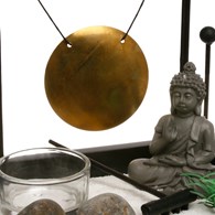 Ogród Zen z figurką Buddy 12x15 cm Zestaw przeznaczony do relaksacji i odprężenia składający się z 7 elementów, wykonany z metalu i MDF
