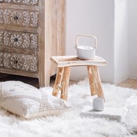 Stołek drewniany Woody 34x23 cmPraktyczny drewniany taboret, wykonany z drewna o naturalnym kolorze, idealny do pokoju lub sypialni
