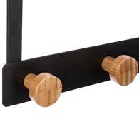 Wieszak na drzwi Bamboo Black 5 haczykówNowoczesny wieszak mocowany na drzwiach, na ubrania i ręczniki, wysoka jakość metalu w kolorze czarnym z 5 drewnianymi gałkami