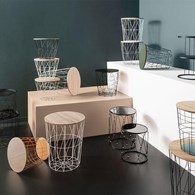 Druciany stolik kawowy Kumi biały Metalowa podstawa w kolorze białym, blat wykonany z płyty MDF o strukturze naturalnego drewna, funkcjonalny i stylowy dodatek do salonu