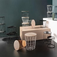 Druciany stolik kawowy Kumi czarny Metalowa podstawa w kolorze czarnym, blat wykonany z płyty MDF o strukturze naturalnego drewna, funkcjonalny i stylowy dodatek do salonu