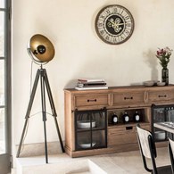 Lampa podłogowa Lahti 156,5 cmMetalowy klosz w kolorze czarnym, podstawa wykonana z drewna, możliwość regulacji i dostawania kąta padania światła do własnych potrzeb