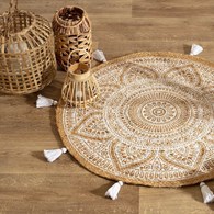 Okrągły dywan jutowy Rosalie 78 cm Beżowy dywan ozdobiony etnicznymi wzorami oraz frędzlami, doskonały jako uzupełnienie aranżacji w stylu boho