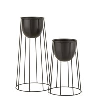 Kwietnik z osłonką Lines Black 45 cm Całość wykonana z metalu, minimalistyczny design i elegancka kolorystka, idealna dekoracja do domu bądź na taras