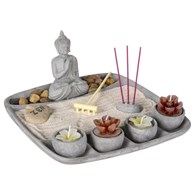 Ogród Zen z figurką Buddy 23x23 cm Wykonany z wytrzymałego cementu. Zestaw zawiera 4 świeczki, grabki oraz kadzidełko.