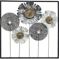 Metalowa dekoracja ścienna 50x50cm W ramce, składająca się z wielokolorowych elementów przypominających kwiaty, nowoczesny i oryginalny design