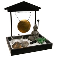 Ogród Zen z figurką Buddy 12x15 cm Zestaw przeznaczony do relaksacji i odprężenia składający się z 7 elementów, wykonany z metalu i MDF