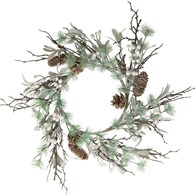 Wianek świąteczny z ostrokrzewem 54 cm Świąteczny wieniec, stroik wykonany z gałązek sztucznej sosny, szyszek oraz owoców ostrokrzewu, zdobiony, o średnicy 54 cm