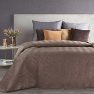 Brązowa narzuta SOFIA 220x240 cm Elegancka narzuta na łóżko z miękkiego welwetu pikowanego w dużą, gęstą jodełkę, brązowa.