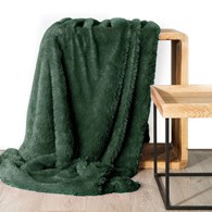 Koc futerkowy TIFFANY 150x200 c. zielony Miękki i przyjemny w dotyku koc o strukturze futra, rozmiar 150 cm x 200 cm, kolor: butelkowa zieleń.