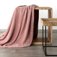 Miękki koc CINDY4 pudrowy róż 170x210 Duży, miękki, puszysty koc z nowatorskiej kolekcji CINDY, w kolorze pudrowo różowym, w rozmiarze 170 x 210 cm.