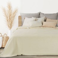 Duża narzuta SEVILLE kremowa 220x240cm Elegancka, miękka narzuta na łóżko, wykonana częściowo z recyklingu, kremowa, rozmiar 220x240 cm.