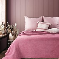 Duża narzuta TERRA AVINION róż 220x240cm Elegancka, miękka narzuta na łóżko, wykonana częściowo z recyklingu, różowa, rozmiar 220x240 cm.