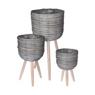 Komplet donic na trójnogu kolor szary Zestaw 3 szt osłonek wykonanych i plecionych w trawy morskiej, na drewnianych nogach o wysokości: 60 cm, 45 cm, 33 cm
