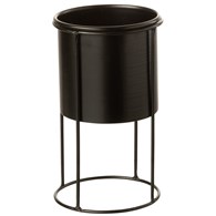 Kwietnik z osłonką Duke Black 19 cm Całość wykonana z metalu, minimalistyczny design i elegancka kolorystka, idealna dekoracja do domu bądź na taras