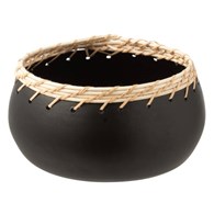 Misa dekoracyjna Rattan Black 17 cm Metalowy spód, ozdobne rattanowe wykończenie, stanowić może samodzielną dekorację lub posłużyć jako podstawka bądź naczynie do serwowania przekąsek