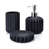 Komplet łazienkowy Ferra Black Wykonany z ceramiki, w skład zestawu wchodzi dozownik na mydło, kubek na szczoteczki i podstawka na mydło, posiada tłoczoną powierzchnię