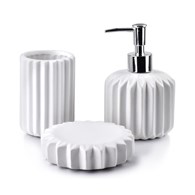 Komplet łazienkowy Ferra White Wykonany z ceramiki, w skład zestawu wchodzi dozownik na mydło, kubek na szczoteczki i podstawka na mydło, posiada tłoczoną powierzchnię