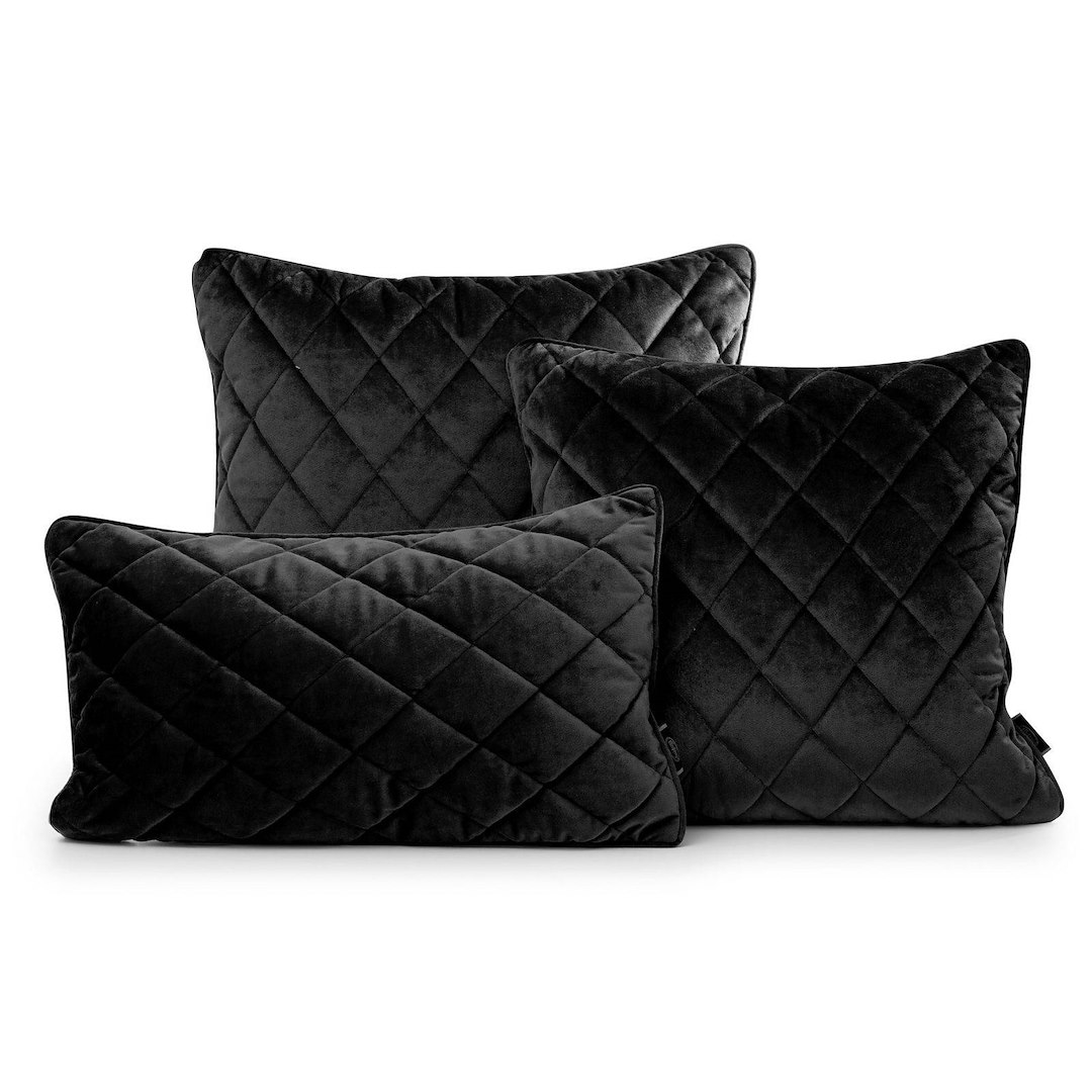 Poszewka VELVET/27 45x45 czarna  Poszewka pikowana we wzór karo z ozdobną wypustką na brzegach