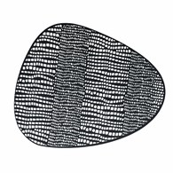 Podkładka ARINA 40x34 cm czarna Podkładka o nieregularnym kształcie z ażurowym wzorem idealnie wpasuje się w każde wnętrze i doskonale sprawdzi się w kuchni, salonie, jadalni czy na tarasie.
