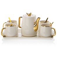 Serwis kawowy Noah White Gold Komplet wykonany z ceramiki w kolorze biało-złotym. Zestaw zawiera 4 Filiżanki, dzbanek, 4 łyżeczki oraz tacę.