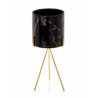 Doniczka Emma Black 32 cm Wykonana z ceramiki w kolorze czarnym, uchwyt doniczki wykonano z metalu w odcieniu złotego koloru. Całkowita wysokość zestawu wynosi 32 cm.