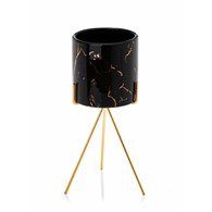 Doniczka Emma Black 28 cmWykonana z ceramiki w kolorze czarnym, uchwyt doniczki wykonano z metalu w odcieniu złotego koloru. Całkowita wysokość zestawu wynosi 28 cm.