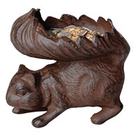 Ozdobny karmnik dla Wiewiórki Figurka wiewiórki wykonana z żeliwa odlanego ręcznie, pełni funkcję poidełka lub karmnika dla małych zwierząt