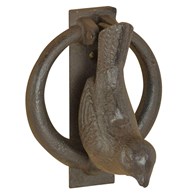 Kołatka żeliwna do drzwi Ptaszek Ozdobna kołatka do drzwi z wizerunkiem ptaka, wykonana z żeliwa o wymiarach: 11,5x9 cm