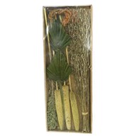 Susz dekoracyjny egzotyczny zieleń mchu Susz dekoracyjny w postaci naturalnych, suszonych traw, zbóż, liści palmy, pałek egzotycznych do kompozycji bukietów i dekoracji florystycznych w kolorze zielonego mchu o długości 57 cm
