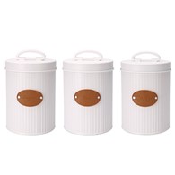 Komplet puszek kuchennych białe retro Zestaw trzech białych pojemników z przykrywkami, puszki na kawę, herbatę, cukier, wykonane z metalu, posiadają etykietki ze skóry ekologicznej