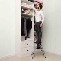 Aluminiowa drabina schodkowa Srebrno-czarna wytrzymała drabina aluminiowa z trzema schodkami z maksymalnym obciążeniem statycznym do 150 kg