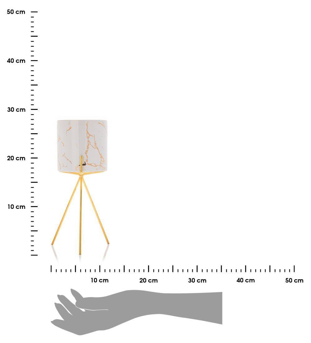Doniczka Emma Gold White 28 cm Wykonana z ceramiki w kolorze białym, uchwyt doniczki wykonano z metalu w odcieniu złotego koloru. Całkowita wysokość zestawu wynosi 28 cm.