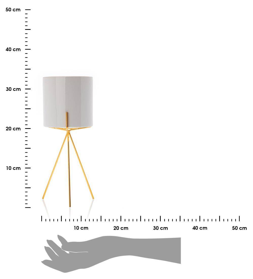 Doniczka Emma White 32 cm Wykonana z ceramiki w kolorze białym, uchwyt doniczki wykonano z metalu w odcieniu złotego koloru. Całkowita wysokość zestawu wynosi 32 cm.