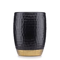 Komplet łazienkowy Lumi Black Gold 3 el. Wykonany z ceramiki w kolorze czarno złotym. Zestaw zawiera dozownik do mydła, kubek na szczoteczki do zębow oraz podkładkę pod mydło.