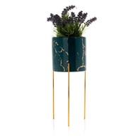 Doniczka Nila Green 32 cm Osłonka wykonana z ceramiki w kolorze zielono-złotym. Stojak wykonany z metalu w kolorze złotym. Całkowita wysokość zestawu wynosi 32 cm.