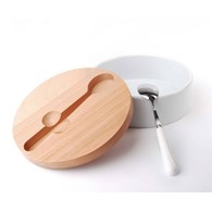 Cukiernica z łyżeczką Basick White Pojemnik wykonany z porcelany w kolorze białym, bambusowa pokrywka, metalowa łyżeczka w zestawie