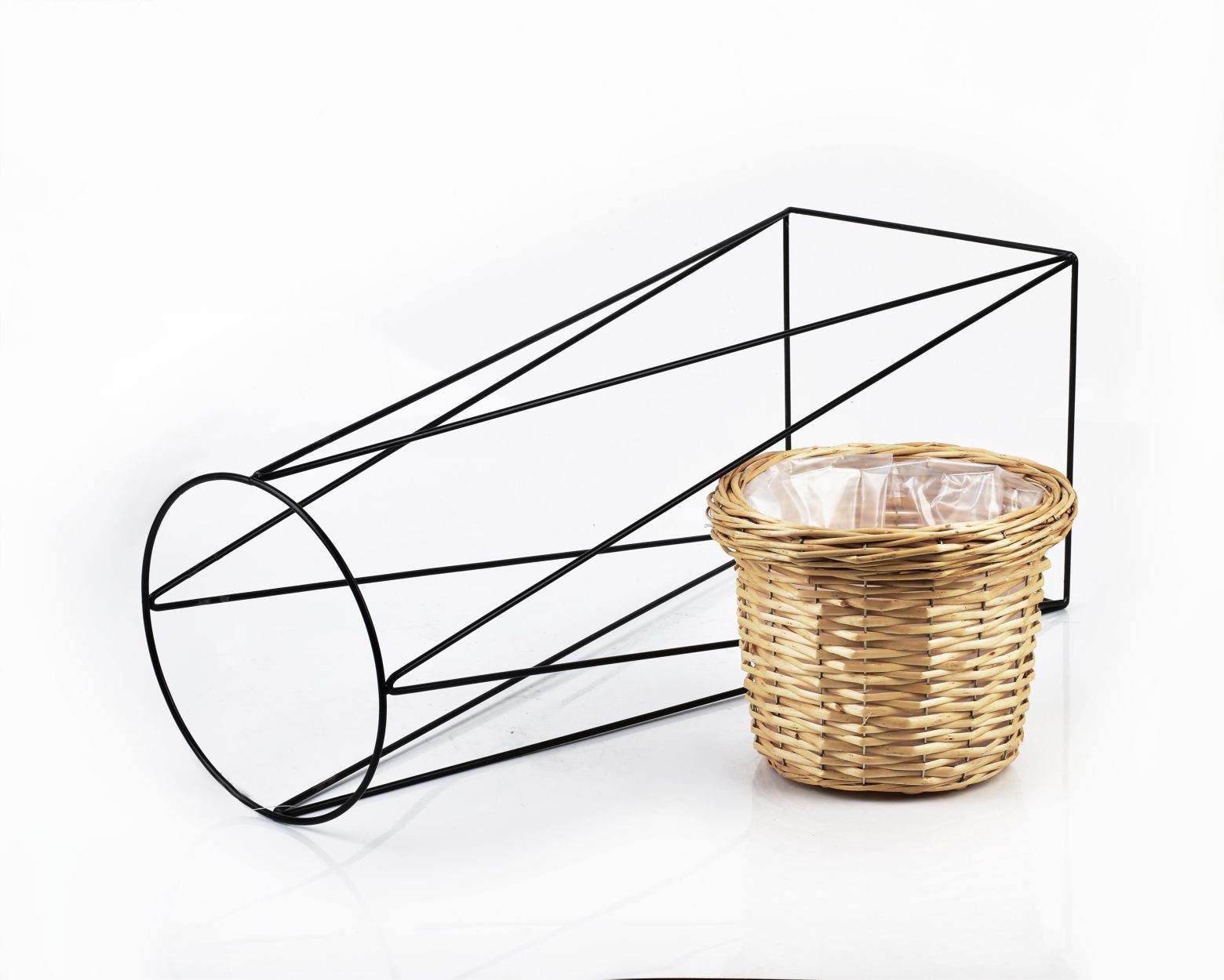 Kwietnik z osłonką Swen Natural 80 cm Osłonka na doniczkę ze stojakiem, dekoracyjny dodatek do wnętrz, na taras lub balkon, całość wykonana z metalu