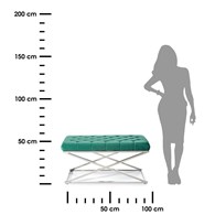Ławka pikowana Saliba Silver Green Pufa w stylu glamour, rama wykonana ze stali w kolorze srebrnym, pikowane siedzisko w kolorze zielonym o szerokości 97 cm