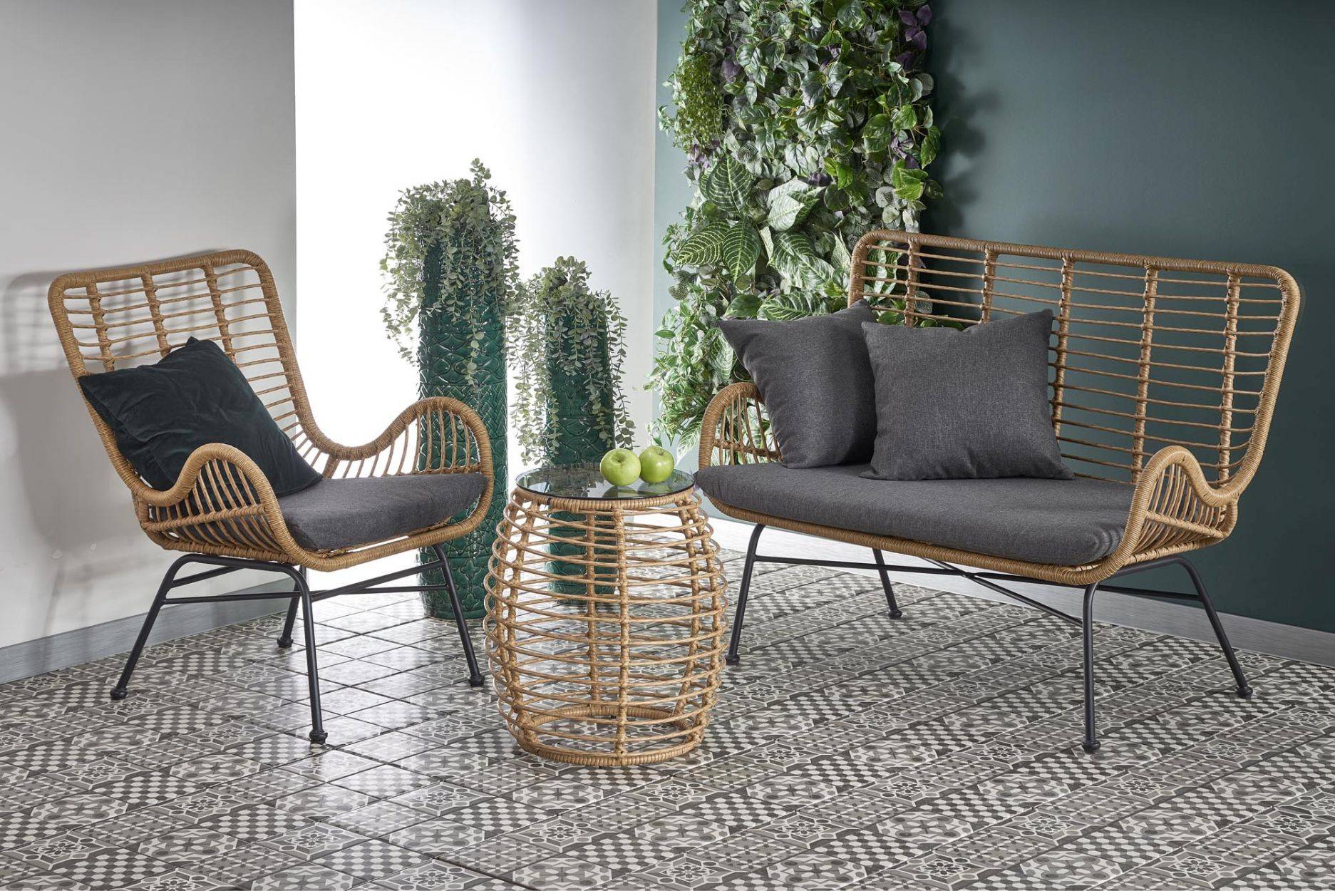 Sofa Ikaro Natural rattanowa Stalowe nogi w kolorze czarnym, rattanowe siedzisko z poduszką, stanowić będzie eleganckie uzupełnienie wystroju wnętrz, tarasu lub balkonu